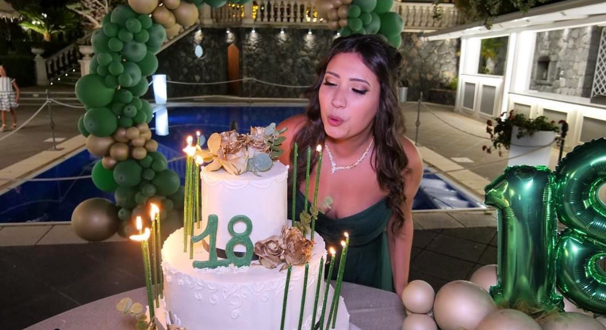 ragazza che festeggia il diocttesimo