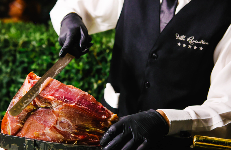 taglio di carne effettuato da un cameriere